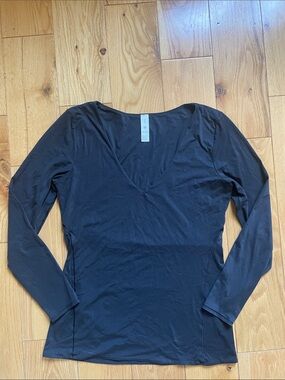 Lululemon smoothing form fitting long sleeves shirt